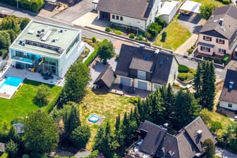 Siedlung mit Einfamilienhäusern: Den Wert von Immobilien berechnen die Finanzämter bisher auf Grundlage veralteter Zahlen.