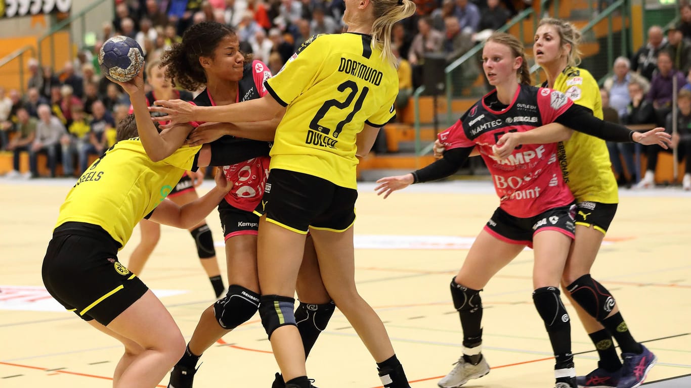 Die Handball-Frauen vom BVB im Einsatz: Am Wochenende können sich die Damen auf den ersten Platz befördern.