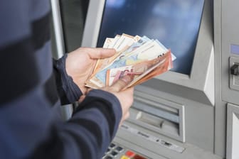 withdrawing money model released Symbolfoto PUBLICATIONxINxGERxSUIxAUTxHUNxONLY ACPF00406