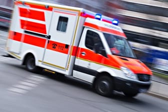 Rettungsdienst im Einsatz: Eine Frau musste ins Krankenhaus gebracht werden, nachdem ihr Pferd sie auf die Straße gezogen hatte. (Symbolbild)