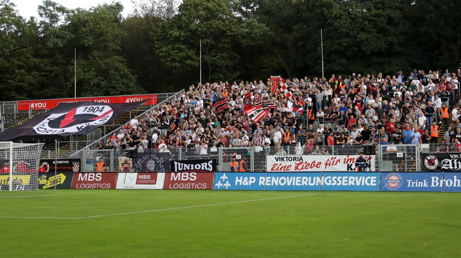 Eine Stehtribüne: Der FC Viktoria Köln 1904 ist im Kölner Fußball inzwischen deutlicher wahrzunehmen.