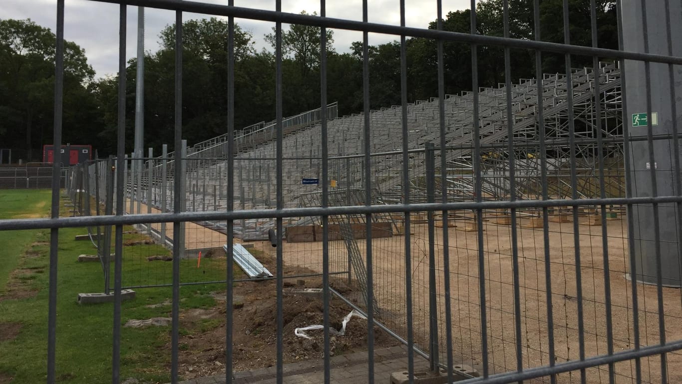 Eine Stehtribüne im Bau: Noch im Juni war der Sportpark von Viktoria Köln eine Baustelle.