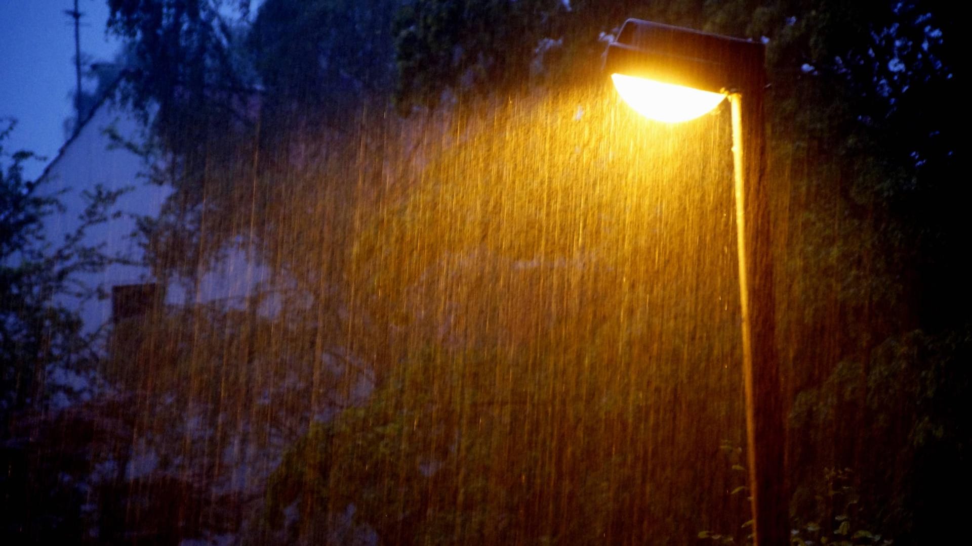 Regenguss in Bremen: Am Wochenende drohen vielerorts starke Gewitter.