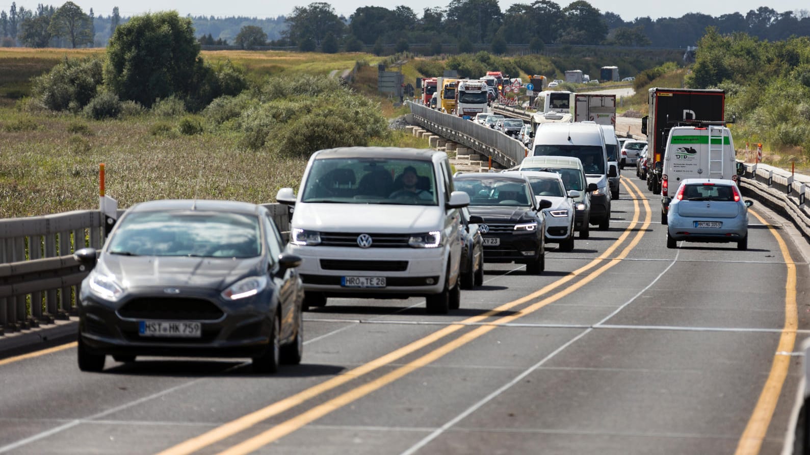 Autobahn 20: Der Besitzer eines Lkw hat die Kennzeichen seines Wagens ausgetauscht. (Symbolbild)