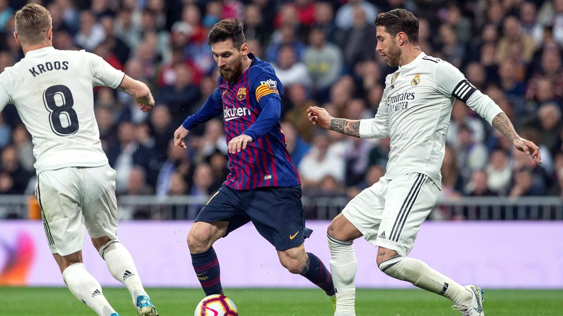 Lionel Messi (m.) im "El Clasico" gegen Toni Kroos (l.) und Sergio Ramos (r.): Das Duell zwischen dem FC Barcelona und Real Madrid ist das Highlight jeder Saison in Spanien.