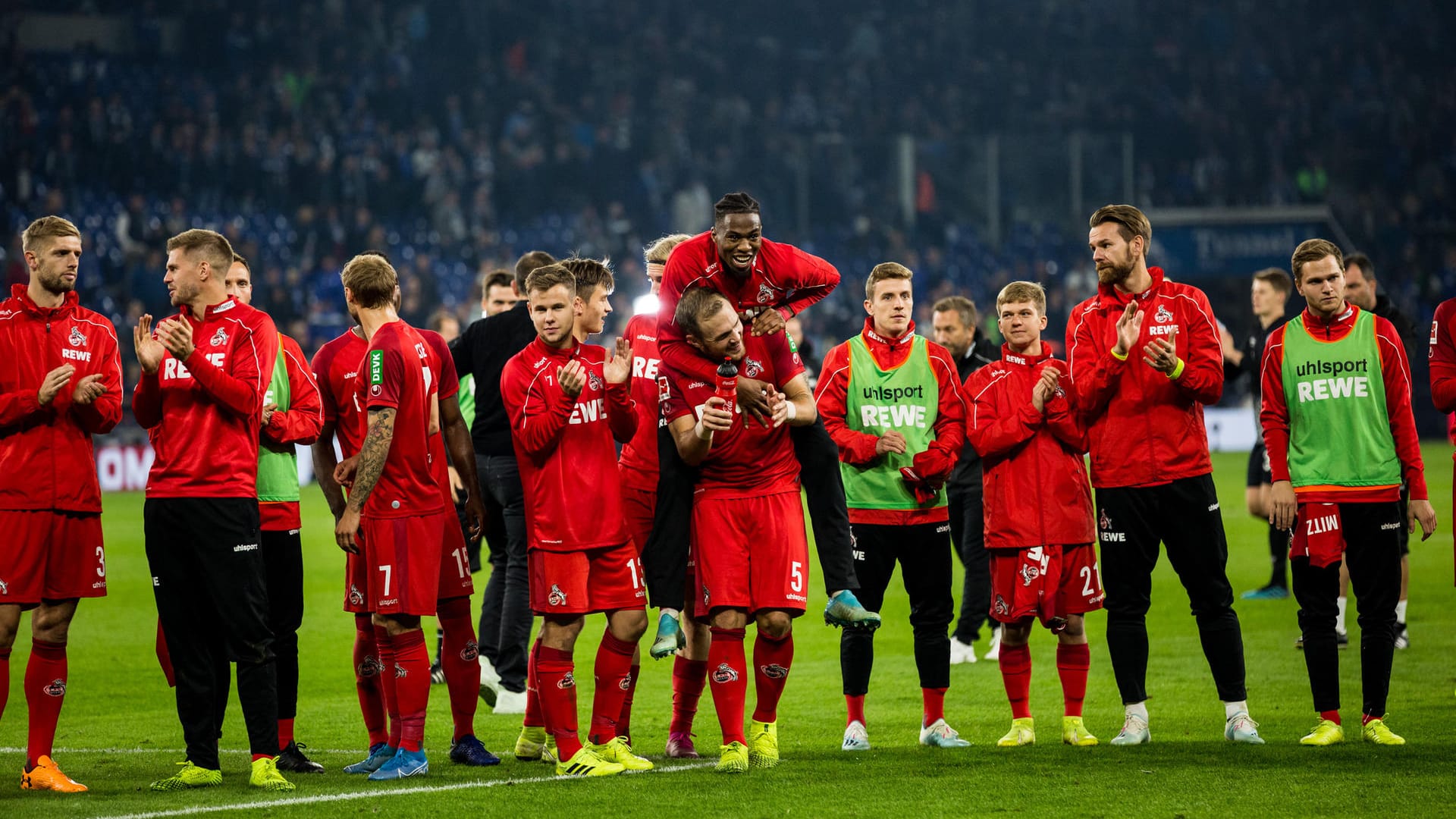 Der 1. FC Koeln bedankt sich bei den mitgereisten Fans beim Spiel gegen Schalke 04 Anfang Oktober: Seit Freitag können Fans ihre Idole in einer Doku sehen.