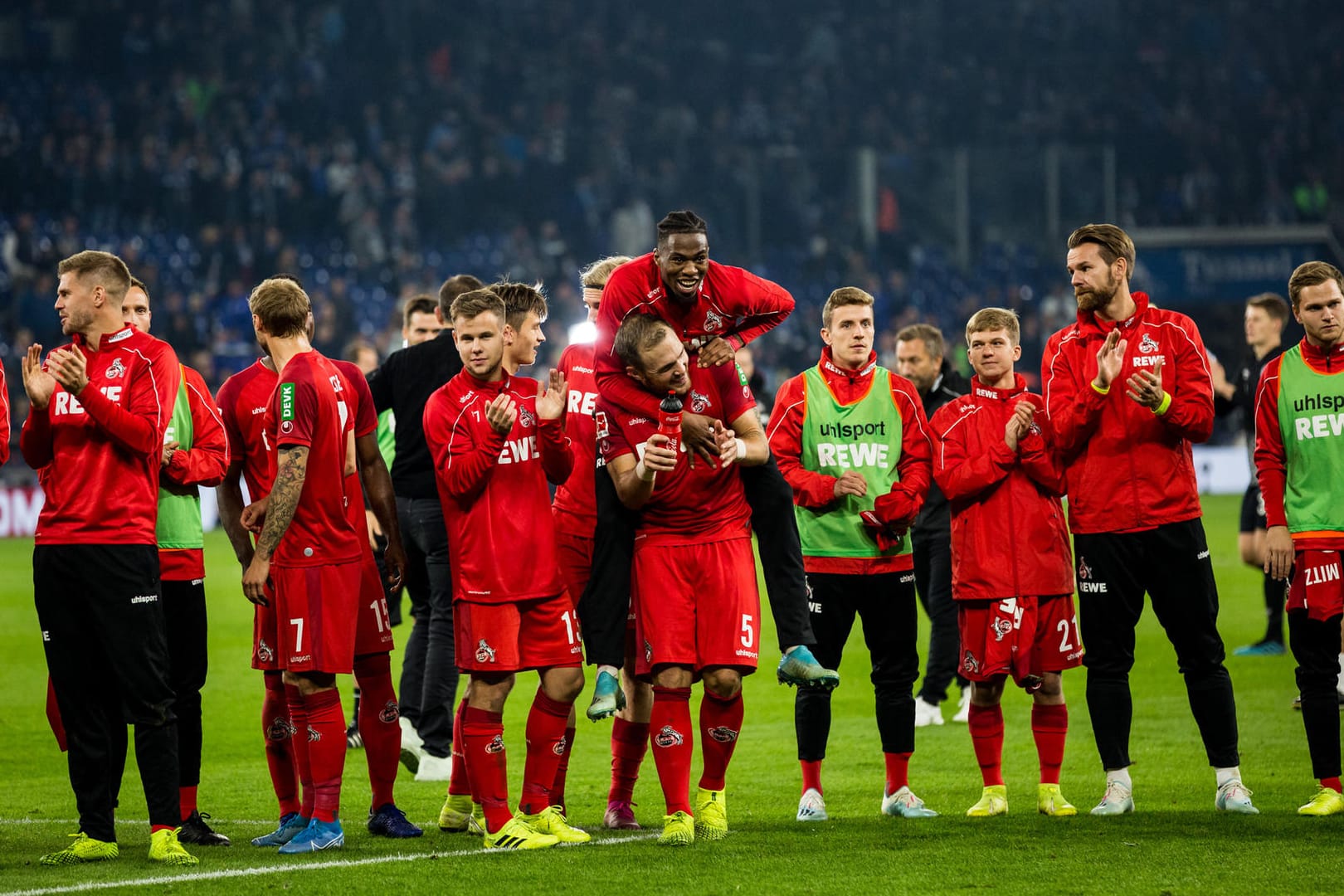 Der 1. FC Koeln bedankt sich bei den mitgereisten Fans beim Spiel gegen Schalke 04 Anfang Oktober: Seit Freitag können Fans ihre Idole in einer Doku sehen.