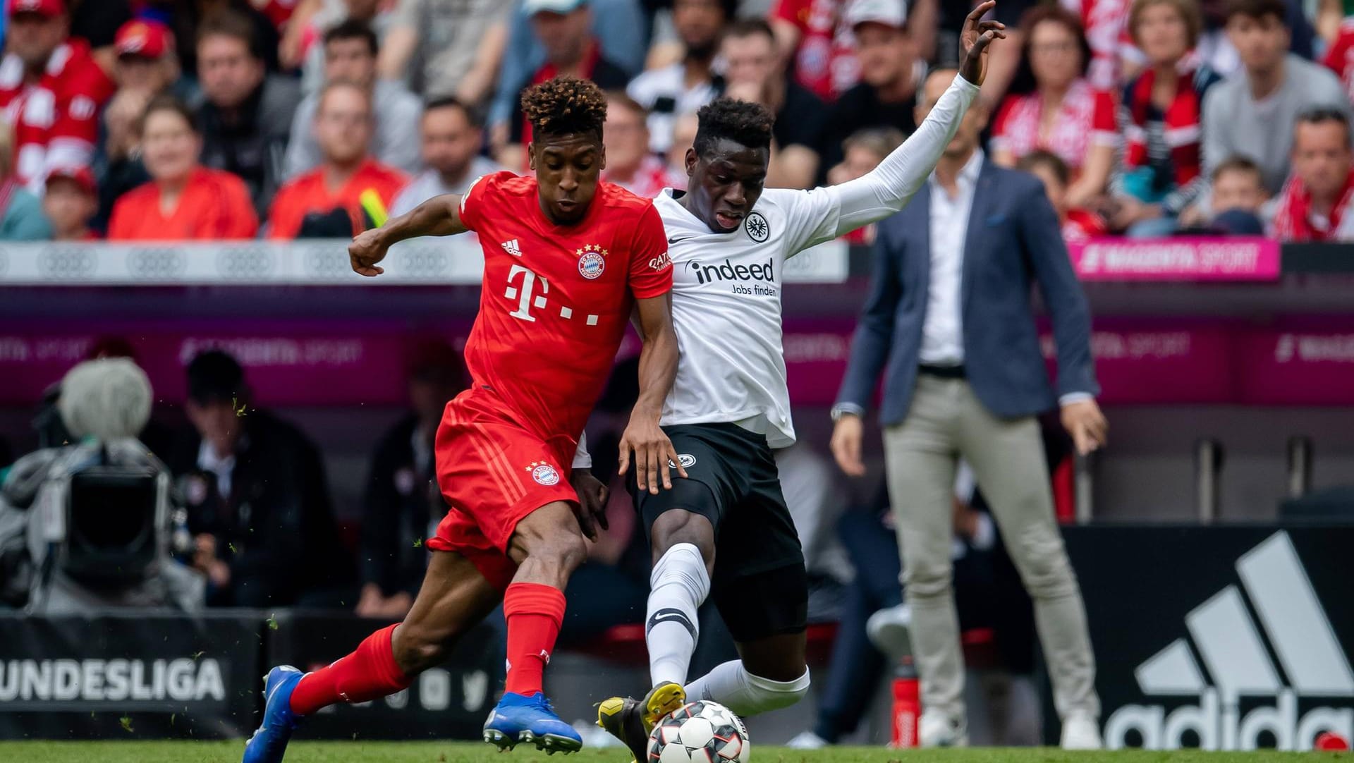 Bayern-Spieler Coman (l.) und der Frankfurter da Costa (r.) am letzten Spieltag der abgelaufenen Saison: Das nächste Aufeinandertreffen wird im Free-TV im ZDF übertragen.