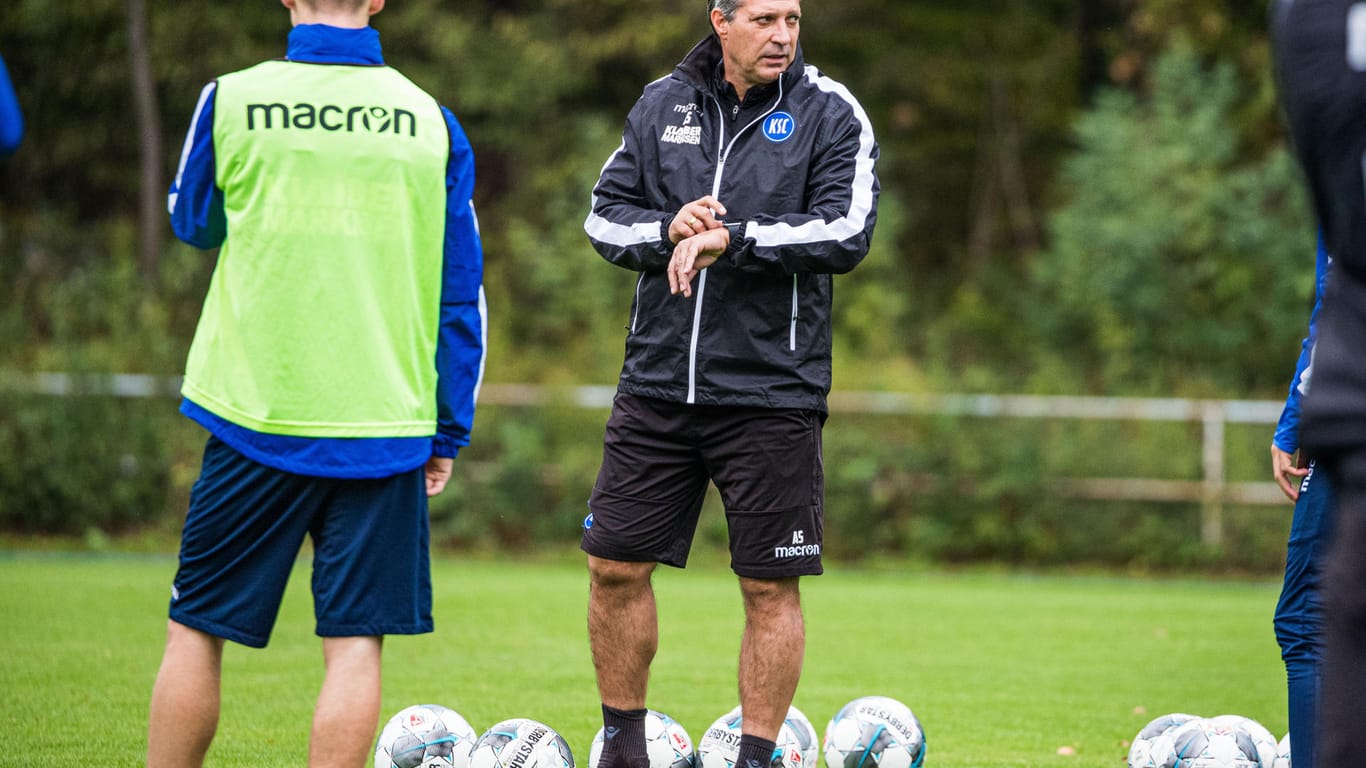 Trainer Alois Schwartz mit Athleten: Der Karlsruher SC hat die Länderspielpause genutzt.