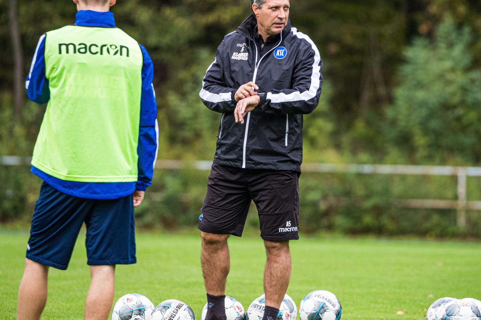 Trainer Alois Schwartz mit Athleten: Der Karlsruher SC hat die Länderspielpause genutzt.