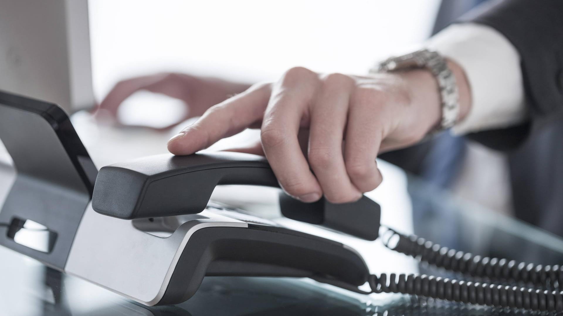 Ein Mann am Telefon: Es gab zwei Drohanrufe in Bayern. (Symbolbild) Ein Mann am Telefon: Es gab zwei Drohanrufe in Bayern. (Symbolbild)