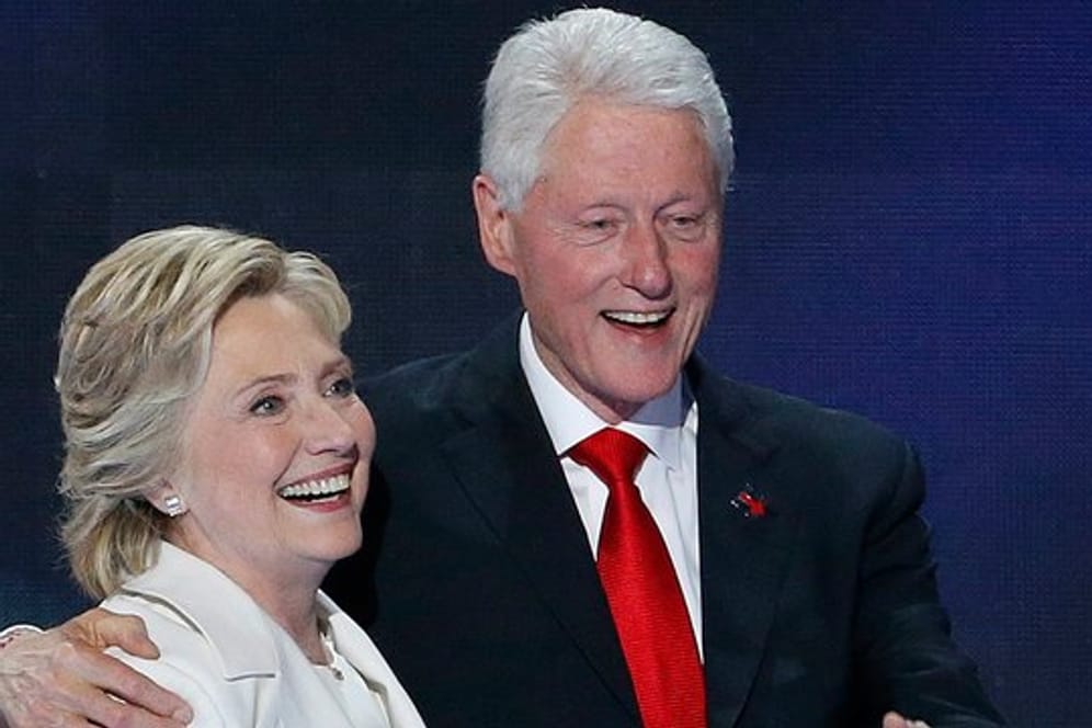 Hillary Clinton und Ehemann Bill Clinton 2016 in Philadelphia.