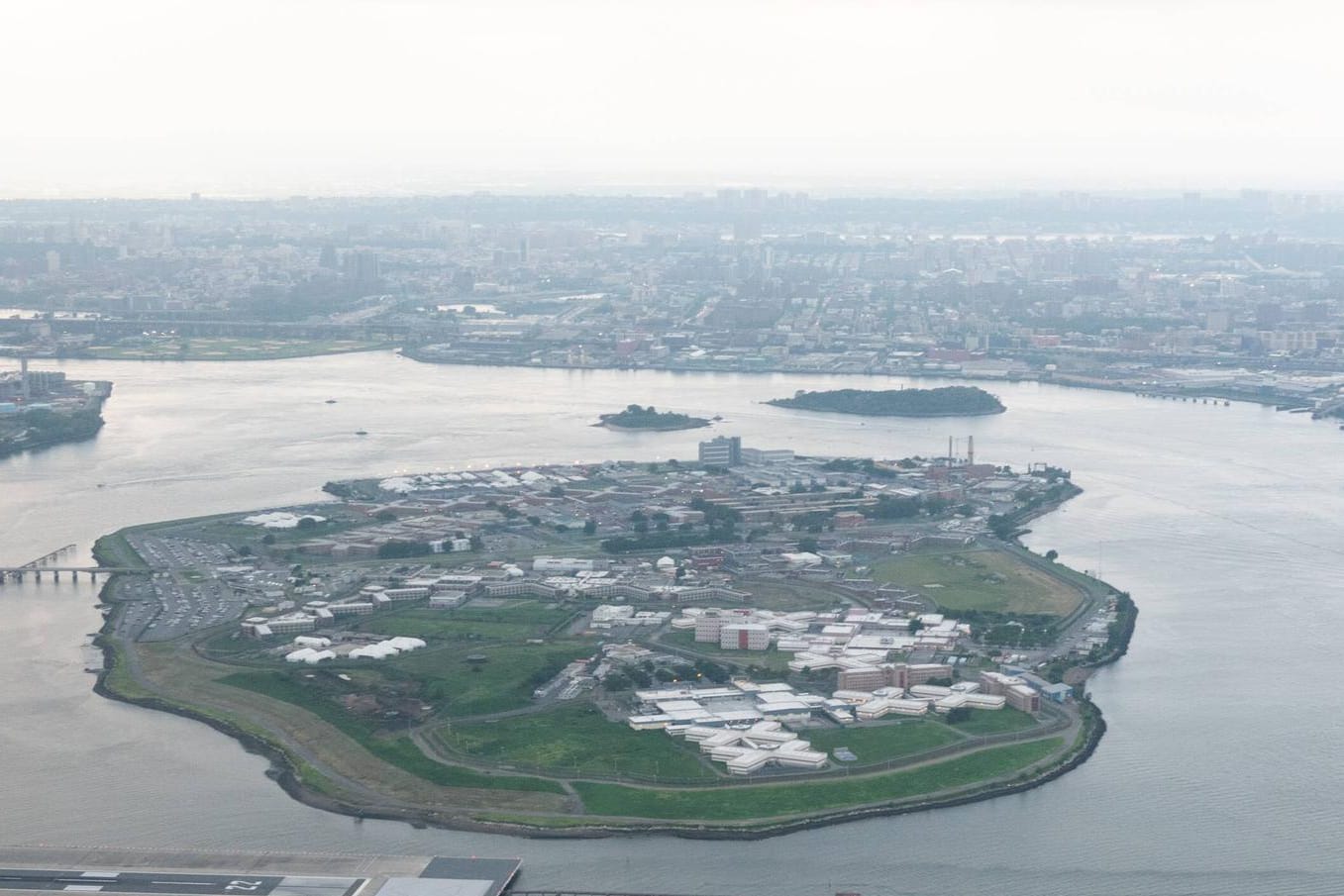 Die Gefängnisinsel Rikers Island in New York: Der Schließung des Gefängnisses ist eine kontroverse Debatte vorausgegangen.