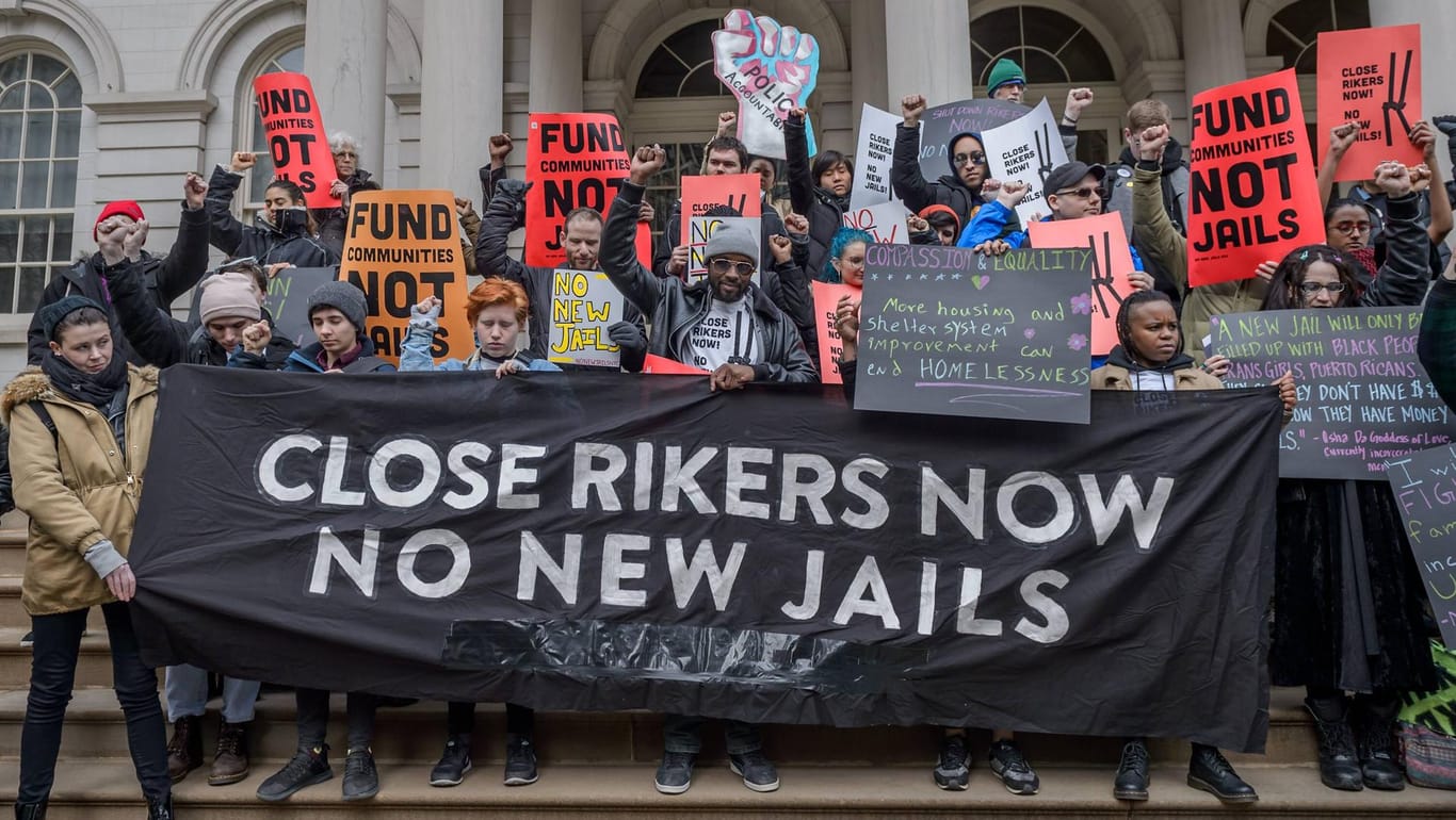 Protest gegen den Plan des New Yorker Bürgermeisters De Blasio: Die Demonstranten sind für die Schließung von Rikers Island, aber gegen den Bau neuner Gefängnisse.