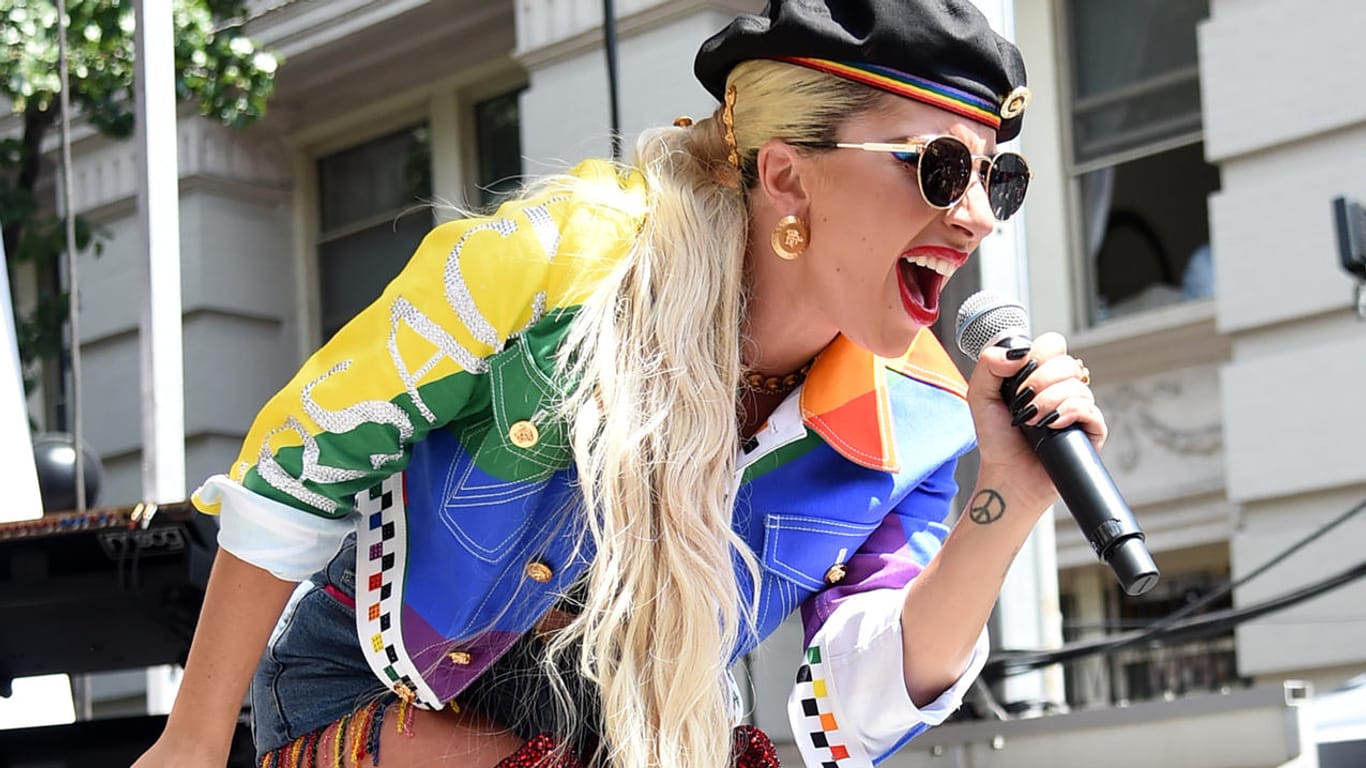 Lady Gaga: Die Sängerin ist bei einem Auftritt mit einem Fan zusammen von der Bühne gestürzt.
