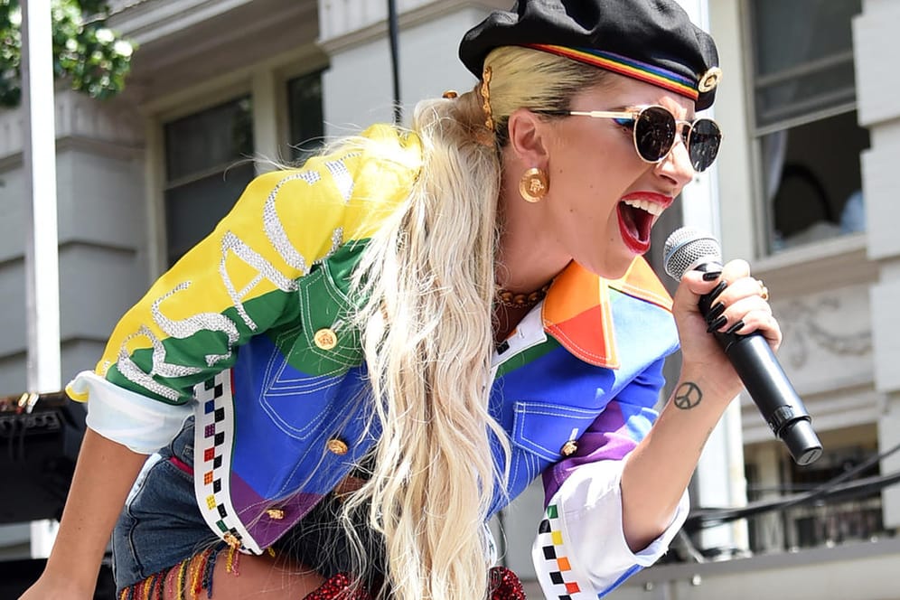 Lady Gaga: Die Sängerin ist bei einem Auftritt mit einem Fan zusammen von der Bühne gestürzt.