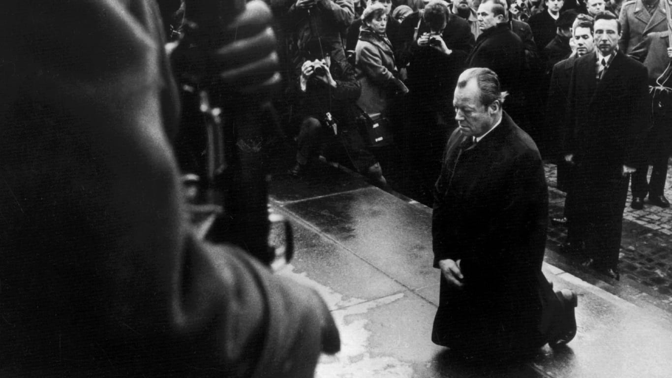 Willy Brandt in Warschau: Mit einem Kniefall im Regen bat der damalige Bundeskanzler 1970 um Vergebung für die Gräueltaten der Nationalsozialisten.