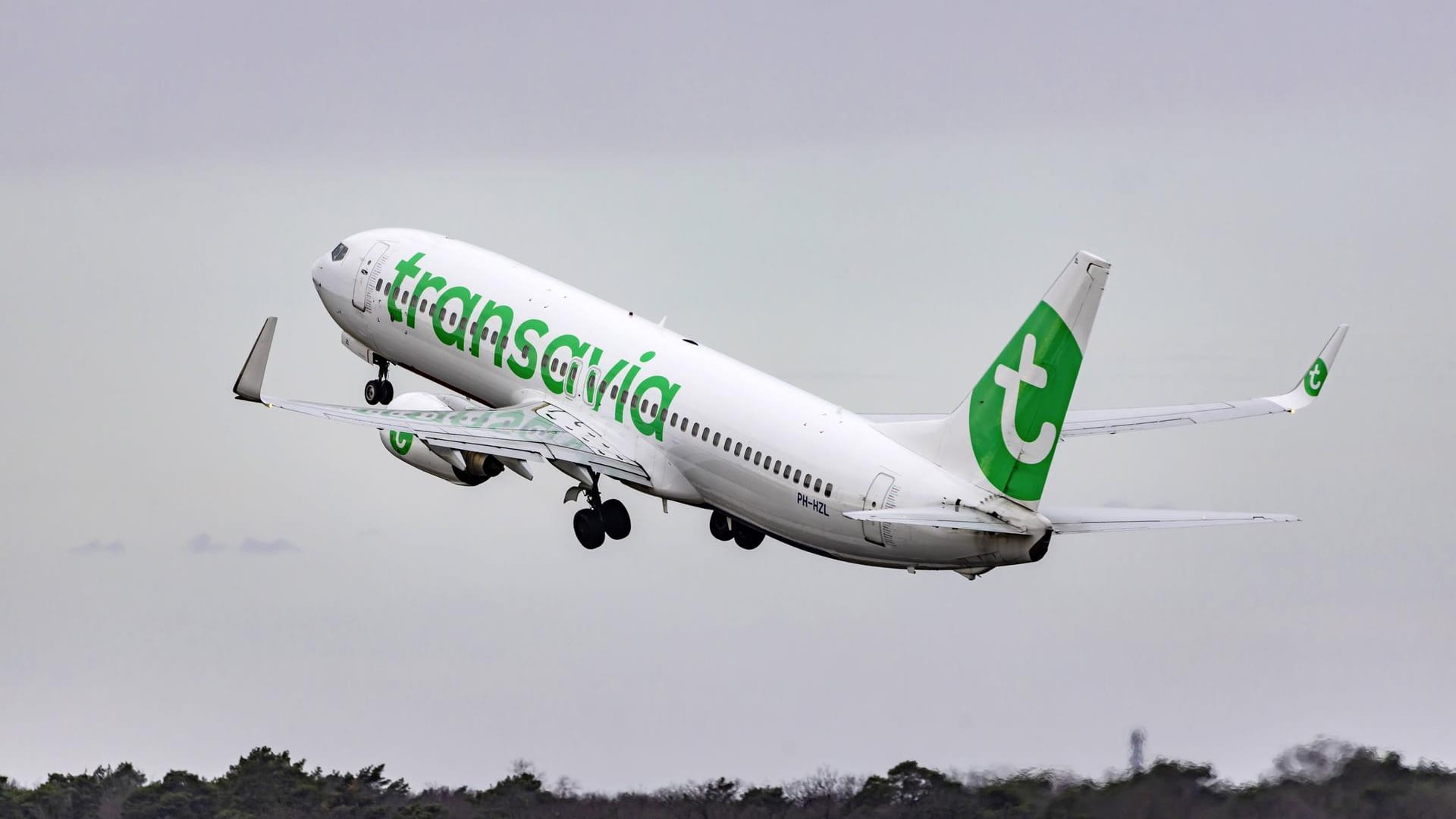 Ein Flugzeug von "Transavia": 15 Minuten nach dem Start wollte der Mann die Flugzeugtür öffnen.