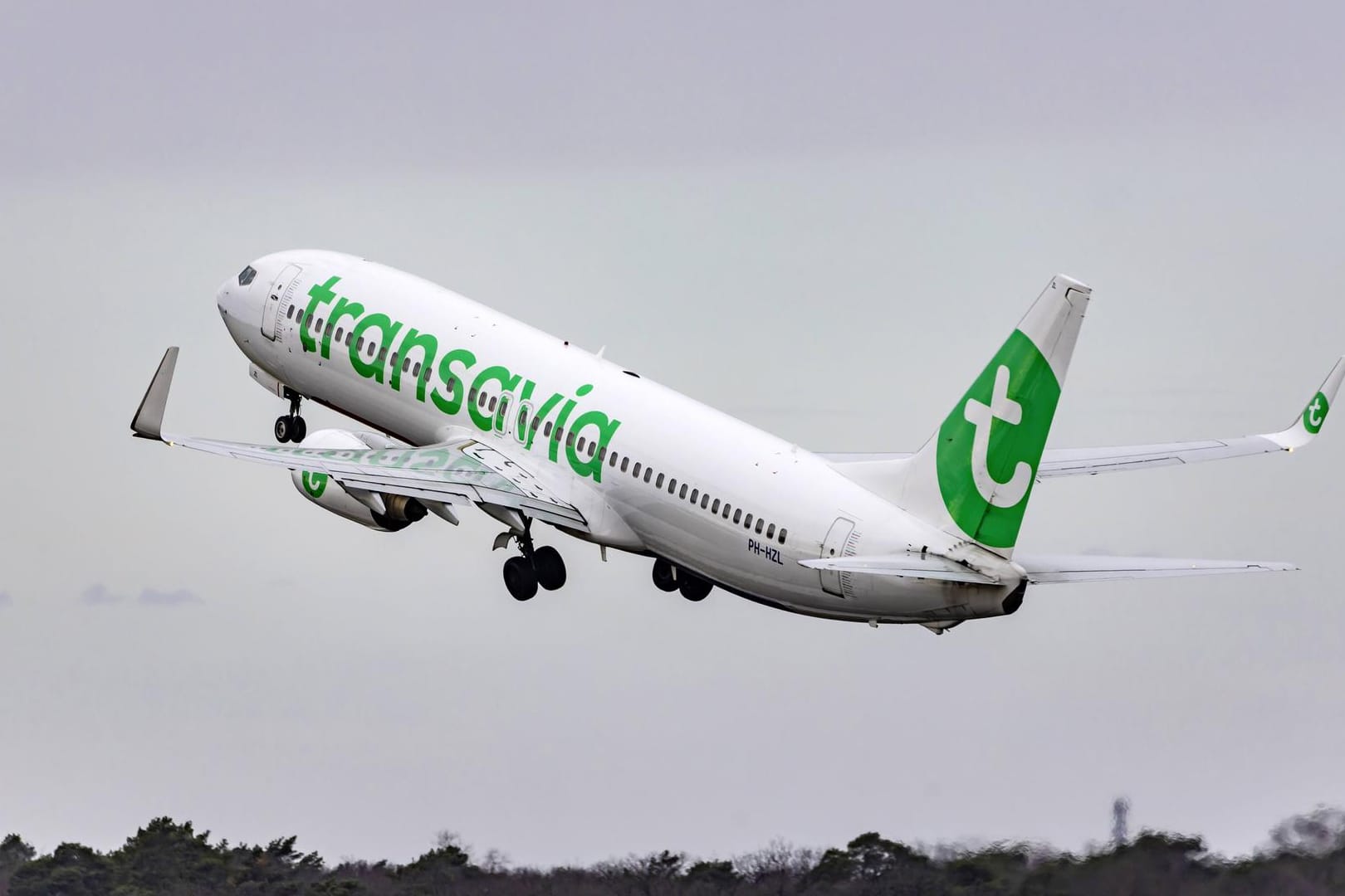 Ein Flugzeug von "Transavia": 15 Minuten nach dem Start wollte der Mann die Flugzeugtür öffnen.