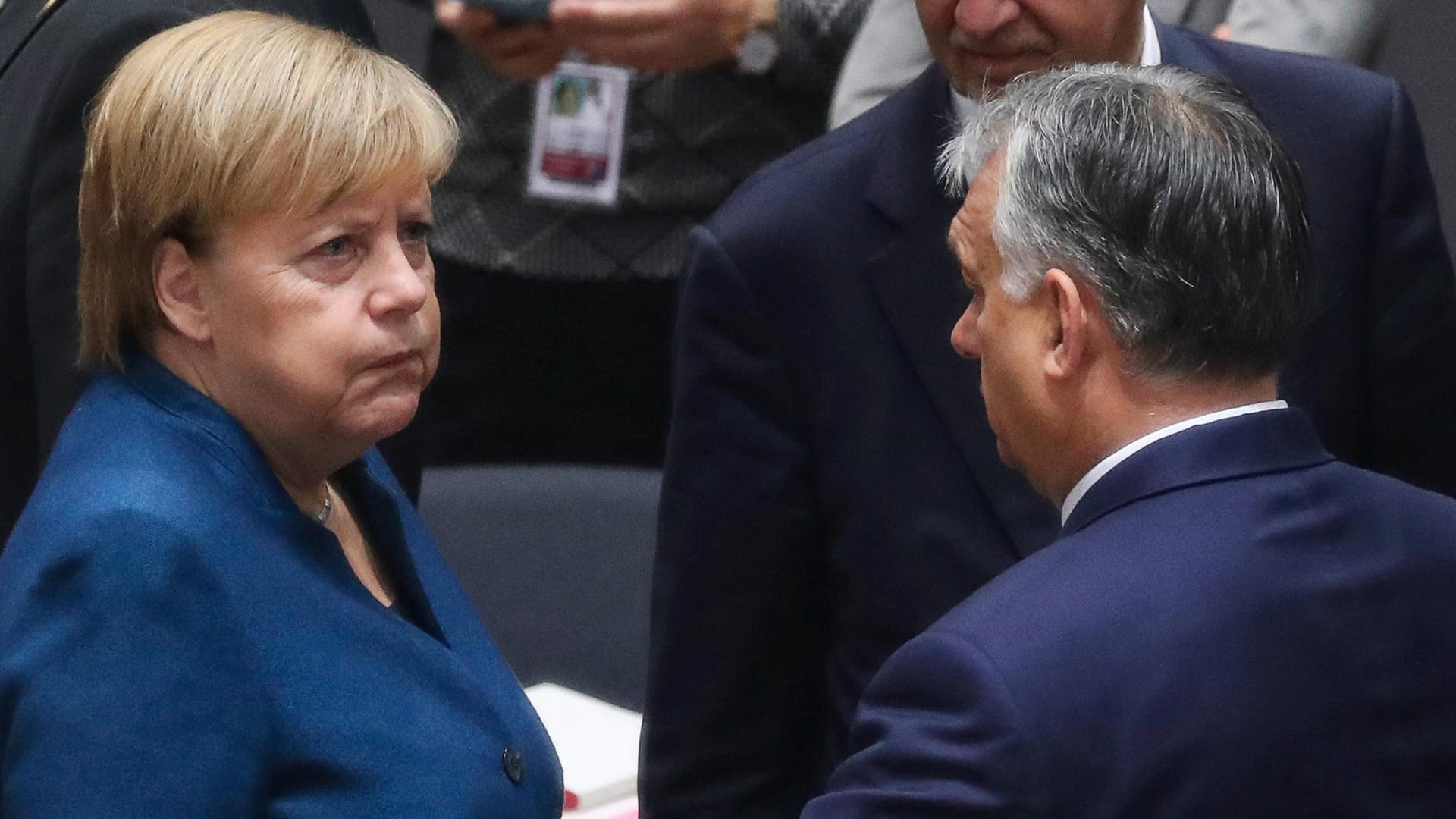 Angela Merkel spricht auf dem EU-Gipfel mit dem ungarischen Regierungschef Viktor Orban: Die EU-Staats- und Regierungschefs haben sich über die Frage der Beitrittsverhandlungen verkracht.