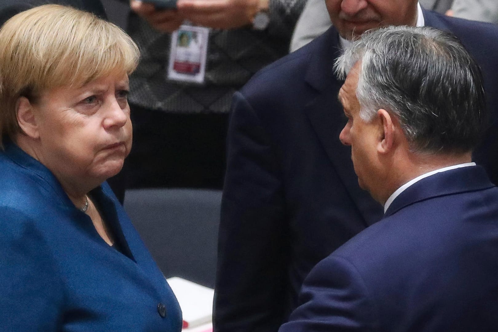 Angela Merkel spricht auf dem EU-Gipfel mit dem ungarischen Regierungschef Viktor Orban: Die EU-Staats- und Regierungschefs haben sich über die Frage der Beitrittsverhandlungen verkracht.