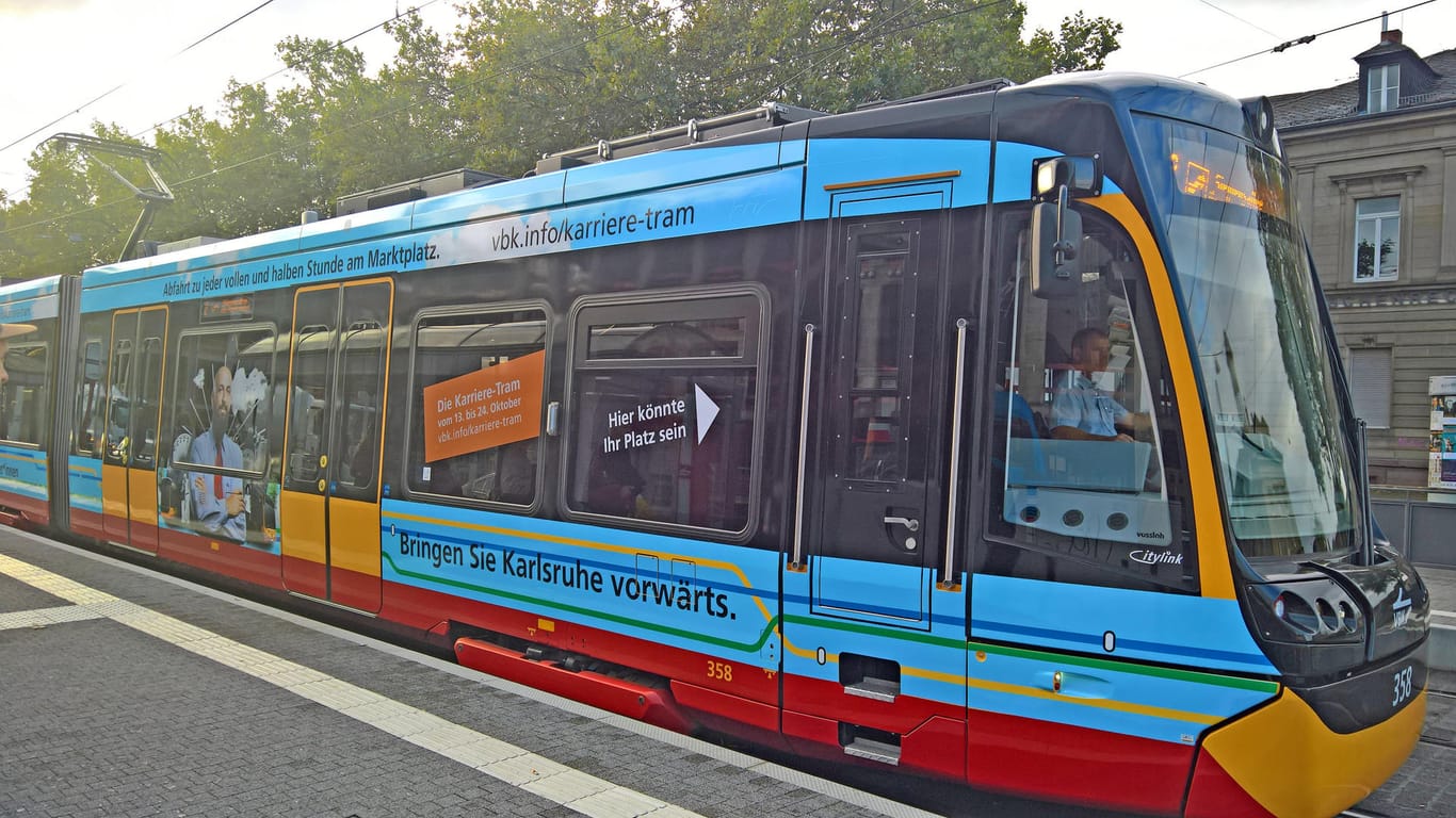 Eine Tram der VBK: Die Karriere-Tram fährt durch Karlsruhe.