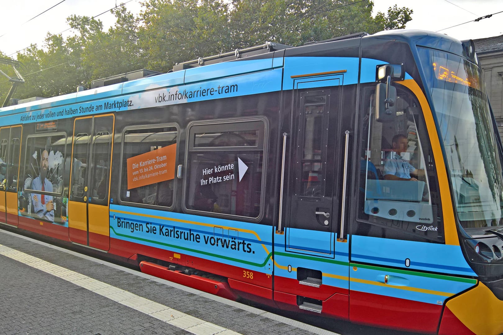 Eine Tram der VBK: Die Karriere-Tram fährt durch Karlsruhe.