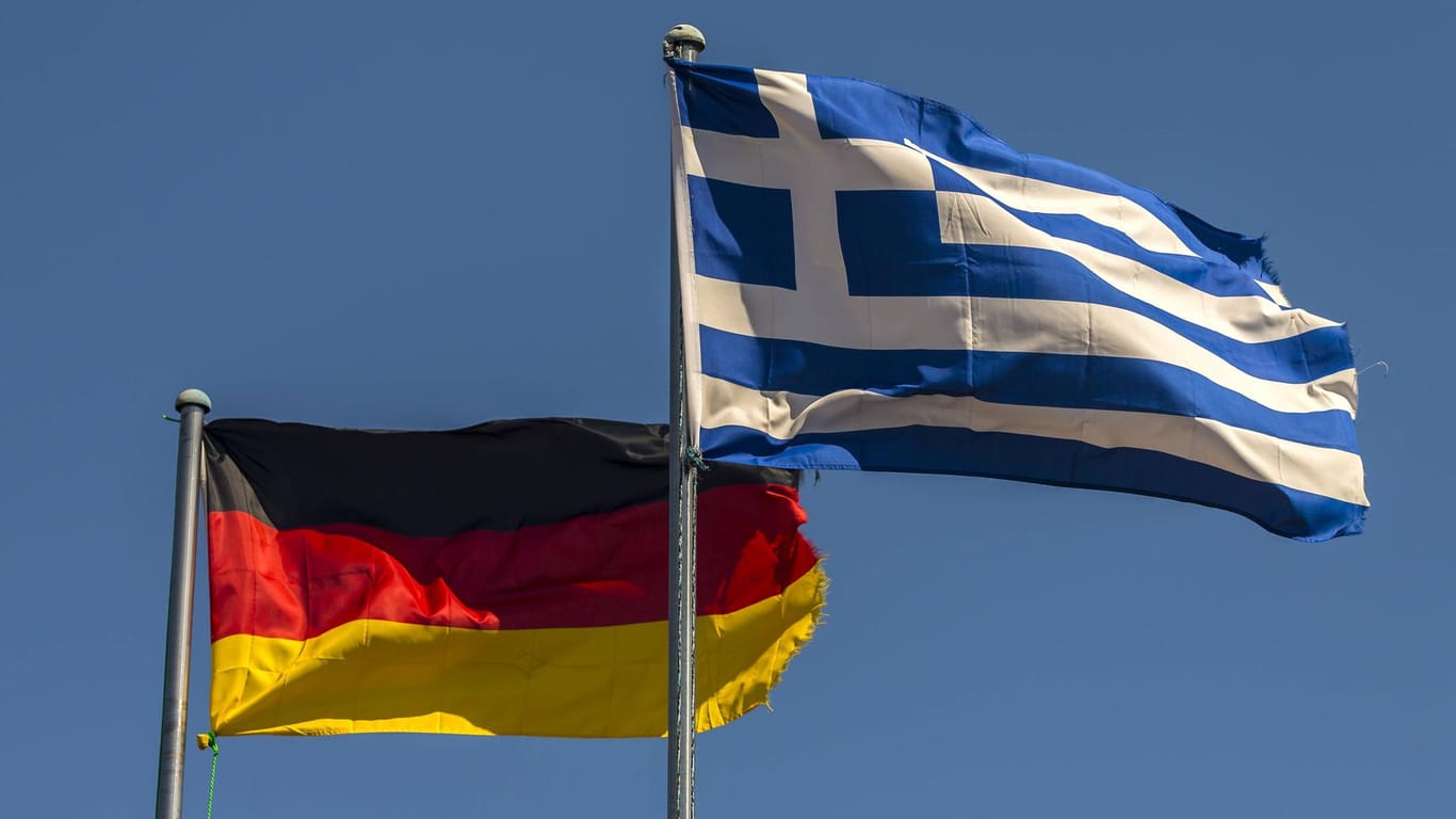 Die Fahnen von Deutschland und Griechenland: Die Bundesregierung lässt die Griechen bei den Weltkriegs-Reparationen abblitzen. (Symbolbild)