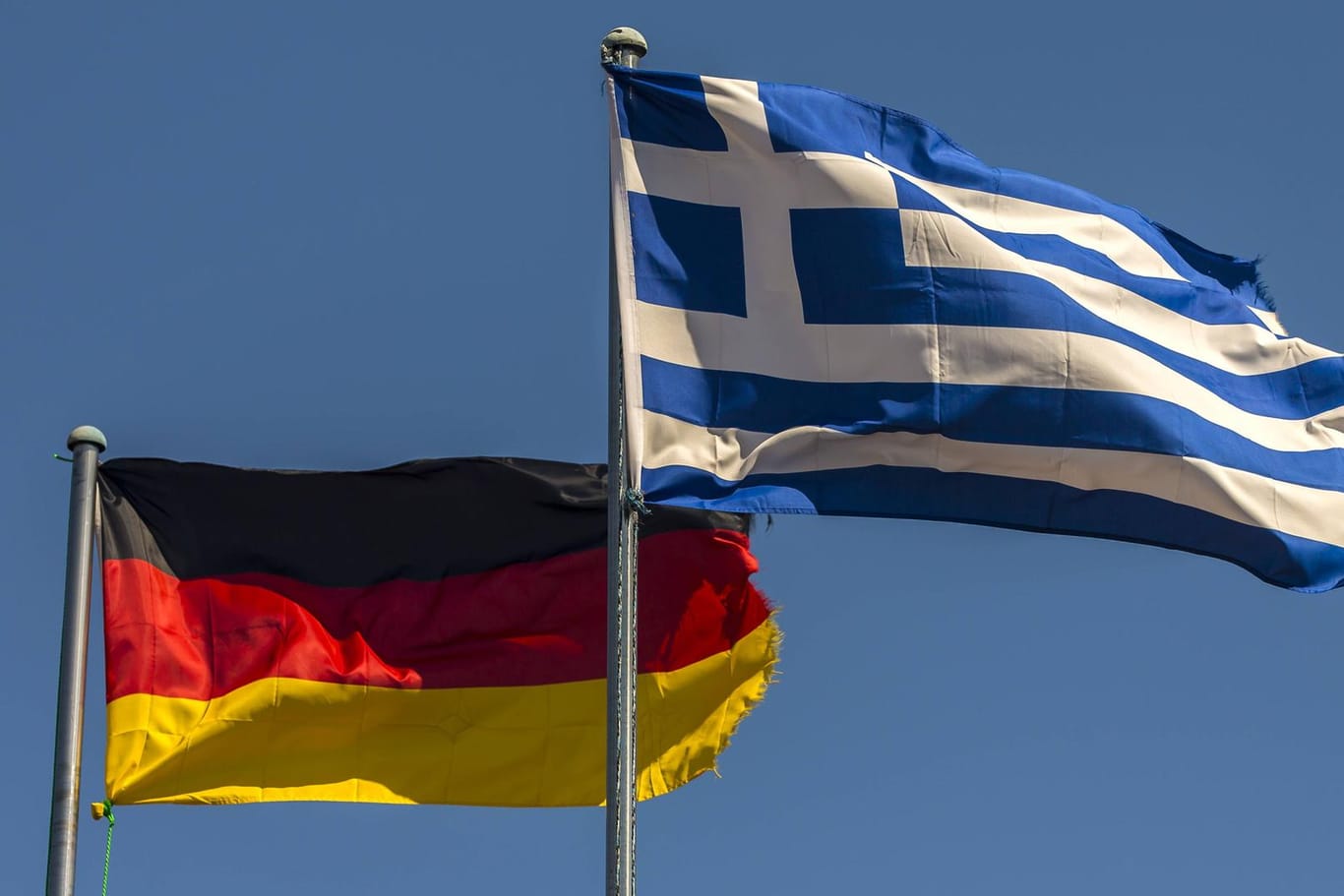 Die Fahnen von Deutschland und Griechenland: Die Bundesregierung lässt die Griechen bei den Weltkriegs-Reparationen abblitzen. (Symbolbild)