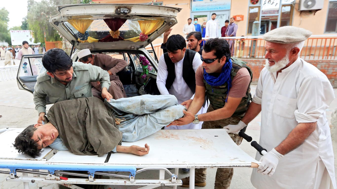 Männer tragen einen Verletzten in ein Krankenhaus: Bei einem Anschlag in einer Moschee sind mindestens 60 Menschen gestorben.
