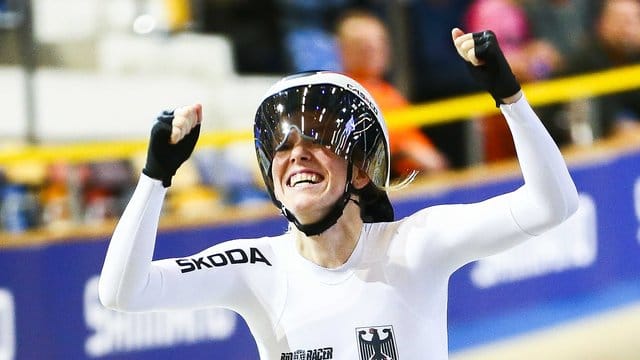 Die deutsche Bahnradsportlerin Franziska Brauße jubeüber den EM-Titel.