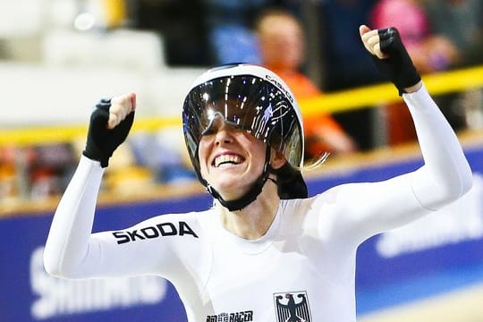 Die deutsche Bahnradsportlerin Franziska Brauße jubeüber den EM-Titel.