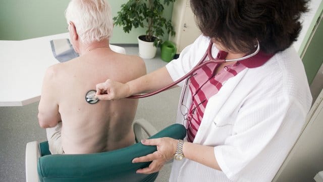 Richtig vorsorgen: Privatversicherte müssen gut planen, wie sie die Beiträge im Rentenalter stemmen können. Richtig vorsorgen: Privatversicherte müssen gut planen, wie sie die Beiträge im Rentenalter stemmen können.