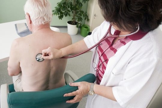 Richtig vorsorgen: Privatversicherte müssen gut planen, wie sie die Beiträge im Rentenalter stemmen können.