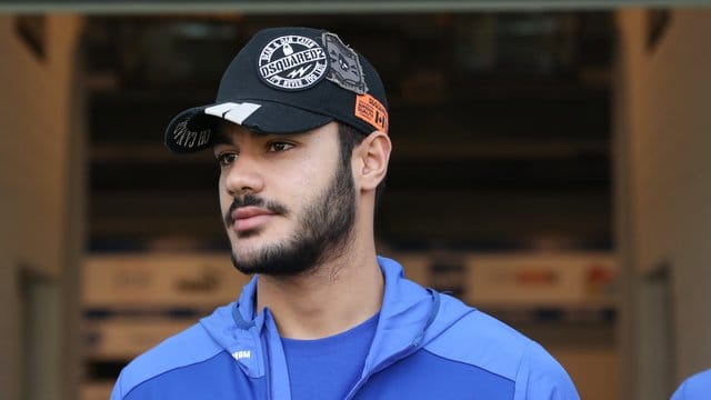 Nach dem Militär-Salut türkischer Fußball-Nationalspieler sucht Schalke 04 unter anderem mit Kabak das Gespräch. Nach dem Militär-Salut türkischer Fußball-Nationalspieler sucht Schalke 04 unter anderem mit Kabak das Gespräch.