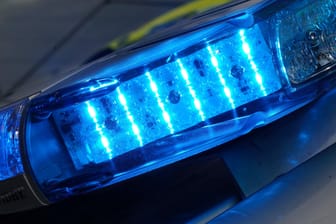 Polizeifahrzeug mit Blaulicht: Die Polizei ermittelt in der Nordeifel zu einem Mordfall. (Symbolbild)