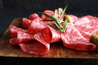 Salamischeiben: Eine bestimmte Salami aus Rindfleisch wird derzeit zurückgerufen.