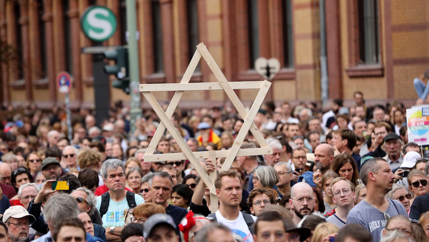 Demonstranten bei einem Protest gegen Antisemitismus und Rassismus in Berlin: 38 Prozent der Befragten gehen von eine starken Judenfeindlichkeit in Deutschland aus.