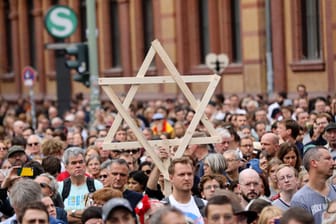 Demonstranten bei einem Protest gegen Antisemitismus und Rassismus in Berlin: 38 Prozent der Befragten gehen von eine starken Judenfeindlichkeit in Deutschland aus.
