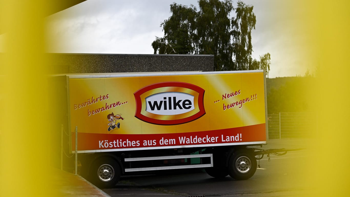 Ein Firmen-LKW-Anhänger steht auf dem Werksgelände von Wilke: Nach dem Skandal um keimbelastete Wurst wurde die Produktion eingestellt.