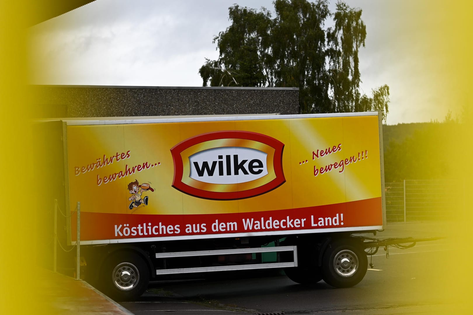 Ein Firmen-LKW-Anhänger steht auf dem Werksgelände von Wilke: Nach dem Skandal um keimbelastete Wurst wurde die Produktion eingestellt.