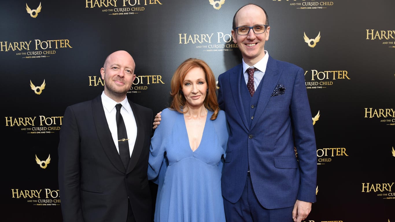 J.K. Rowling mit Regisseur John Tiffany (li) und Drehbuchautor Jack Thorne 2018 auf dem Broadway: "Harry Potter und das verwunschene Kind" kommt 2020 nach Deutschland.