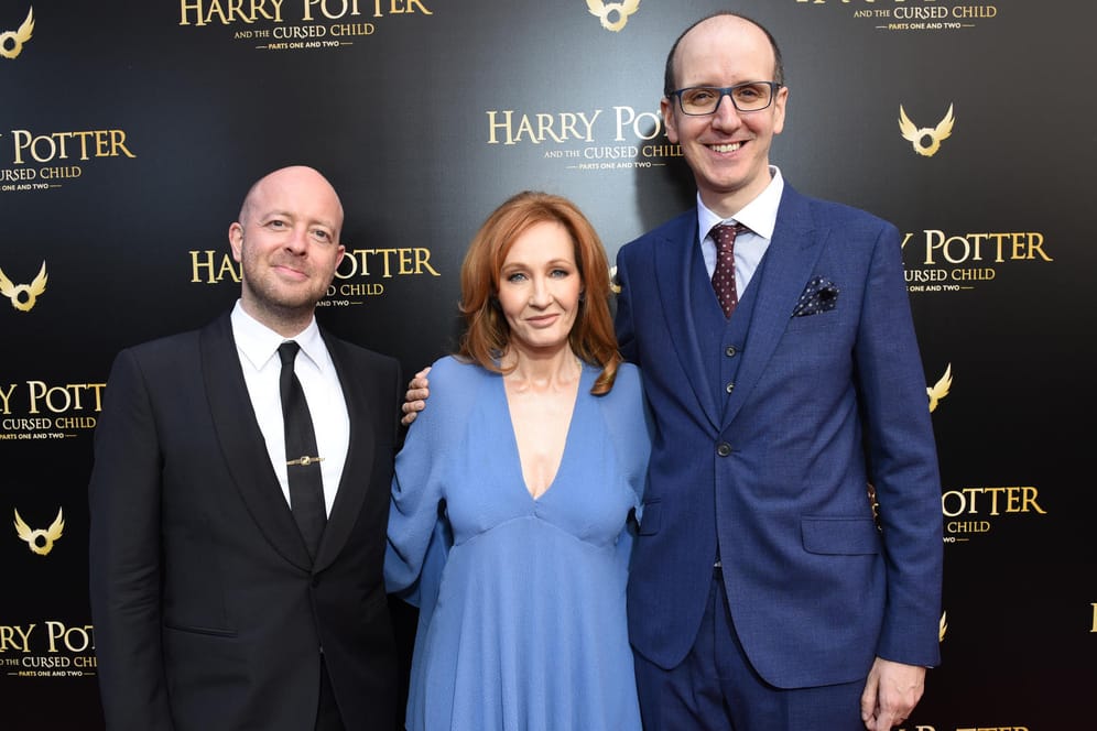 J.K. Rowling mit Regisseur John Tiffany (li) und Drehbuchautor Jack Thorne 2018 auf dem Broadway: "Harry Potter und das verwunschene Kind" kommt 2020 nach Deutschland.