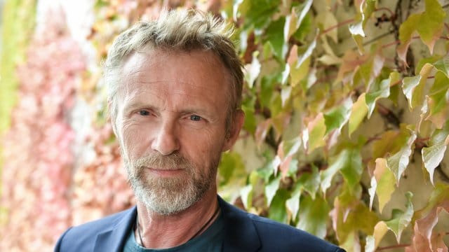 Jo Nesbø hat eine Stiftung gegründet, die Analphabetismus in Entwicklungsländern bekämpft. Jo Nesbø hat eine Stiftung gegründet, die Analphabetismus in Entwicklungsländern bekämpft.