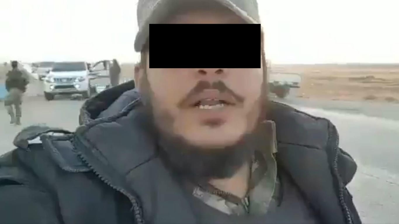 Alhareth R. in Nordsyrien: Als Teil der Miliz Ahrar al-Sharqiyeh soll er bei Hinrichtungen kurdischer Gefangener dabei gewesen sein.