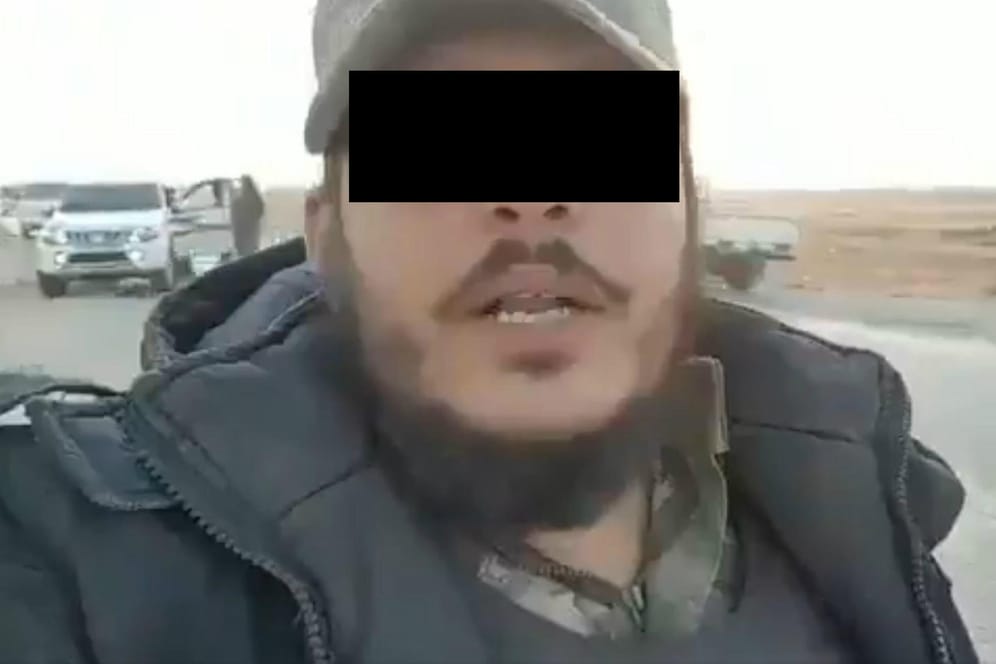 Alhareth R. in Nordsyrien: Als Teil der Miliz Ahrar al-Sharqiyeh soll er bei Hinrichtungen kurdischer Gefangener dabei gewesen sein.