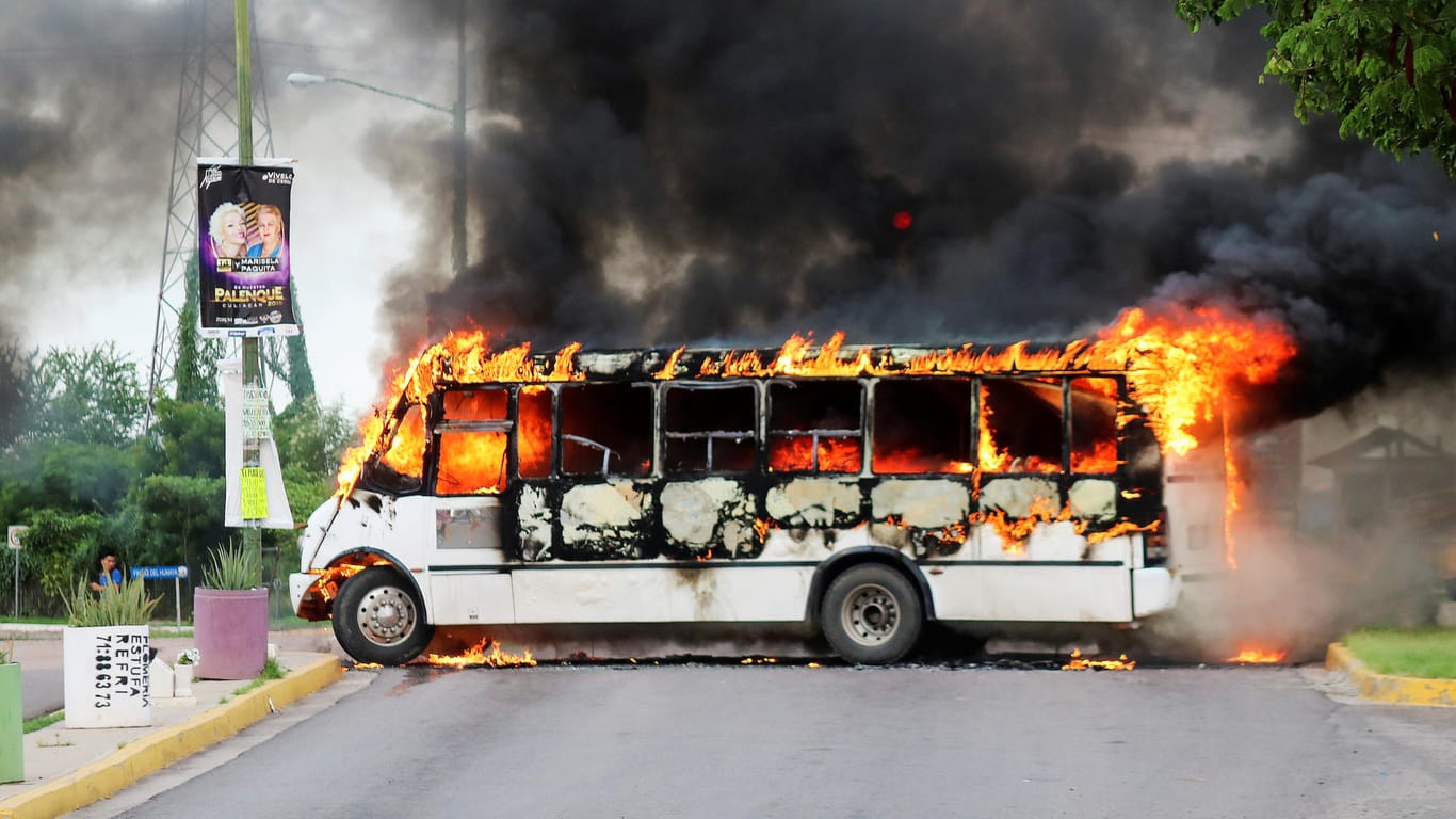Ein brennender Bus in Culiacán: Die Kämpfer des Kartells hatten während der Gefechte Straßensperren errichtet.