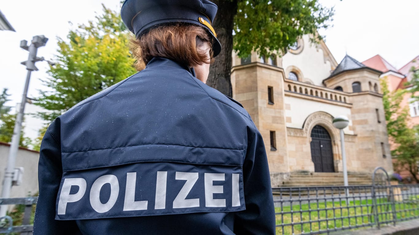 Eine Polizistin vor der Synagoge in Straubing; Bayern: Auch über bauliche Maßnahmen zum Schutz der Gotteshäuser wird nachgedacht.