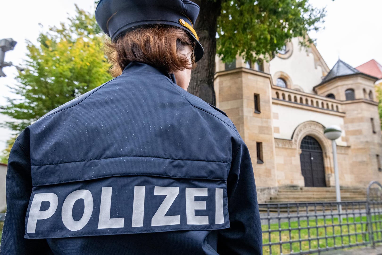 Eine Polizistin vor der Synagoge in Straubing; Bayern: Auch über bauliche Maßnahmen zum Schutz der Gotteshäuser wird nachgedacht.