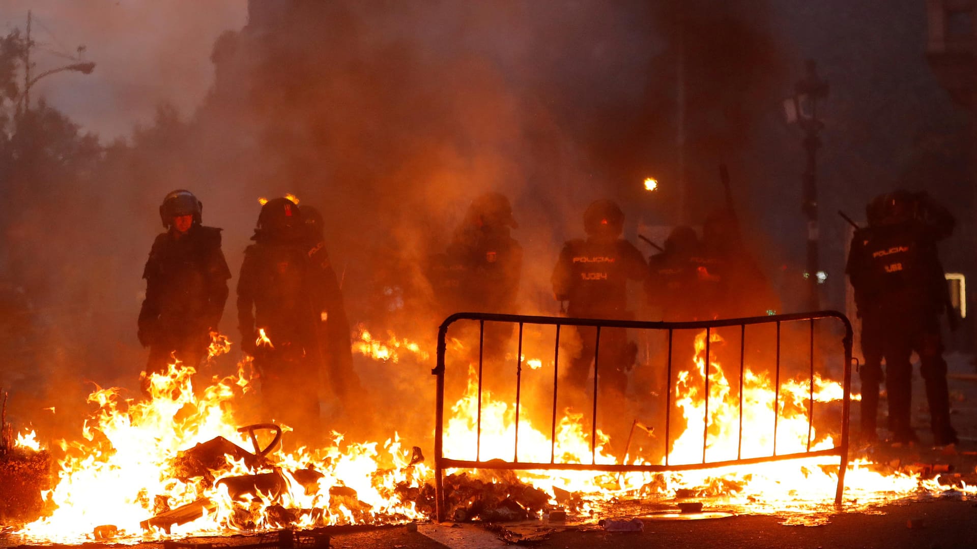 Polizisten an einer brennenden Blockade: Proteste in Barcelona sind eskaliert.